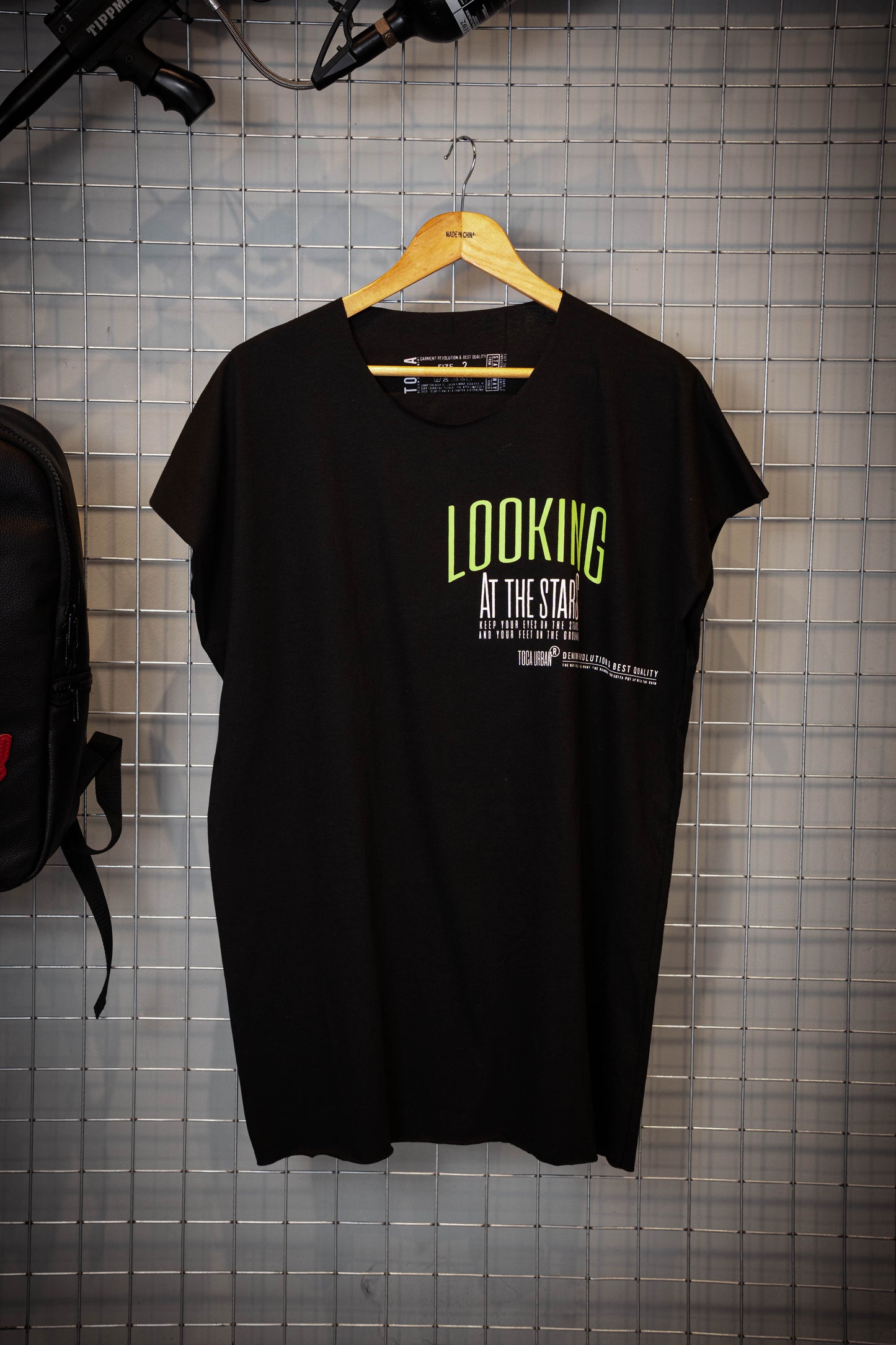 Remera LOOKING (sin manga)