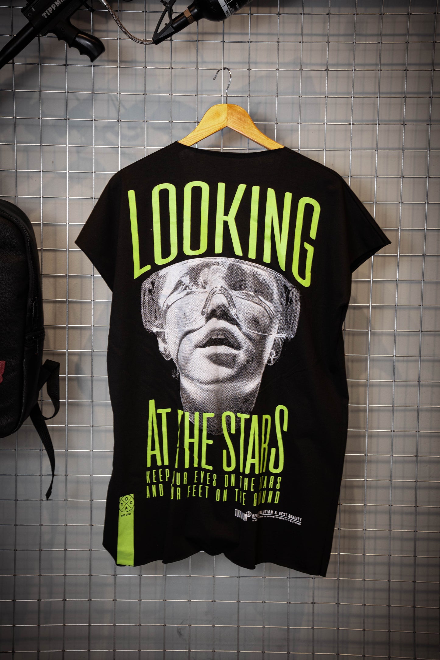 Remera LOOKING (sin manga)