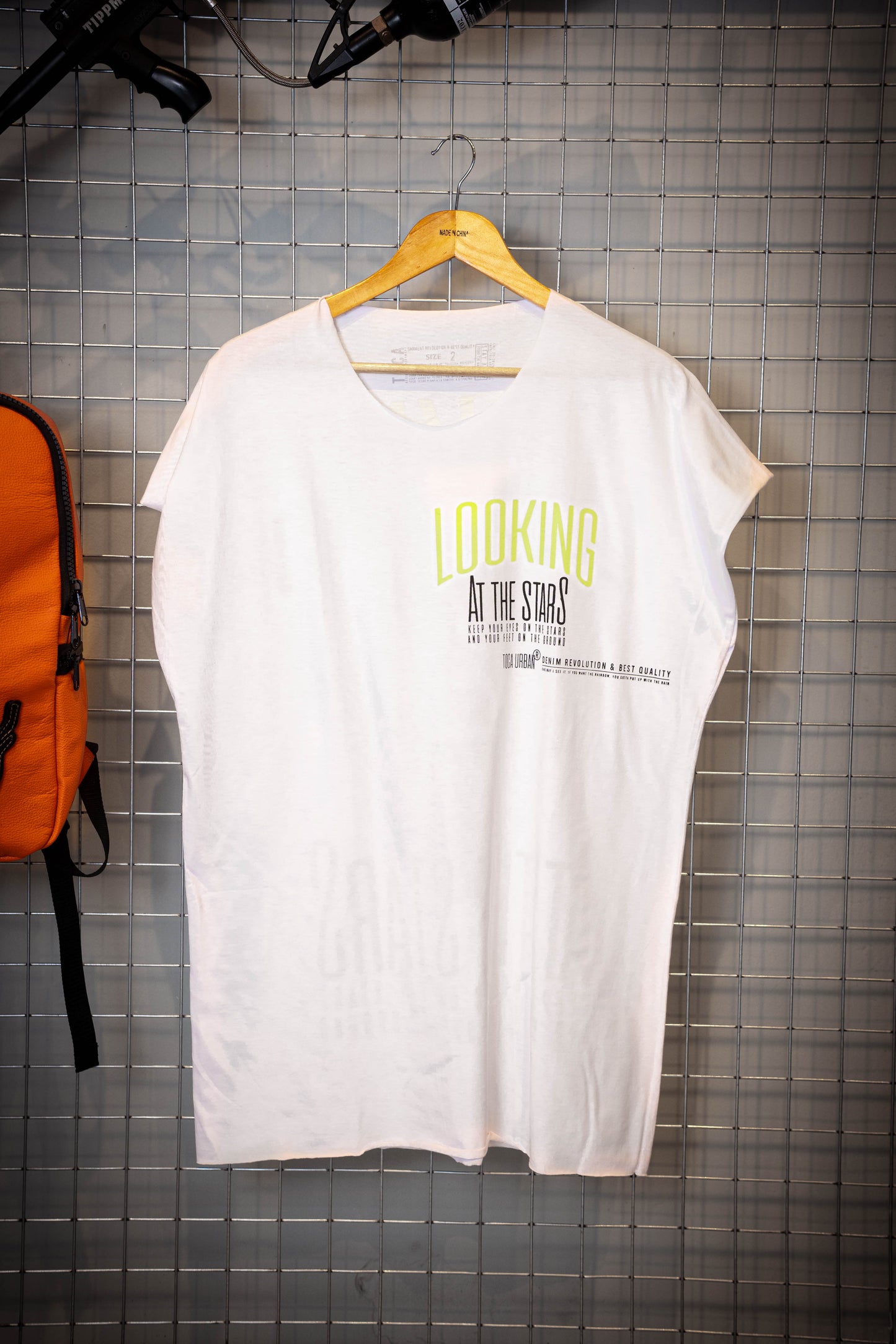 Remera LOOKING (sin manga)