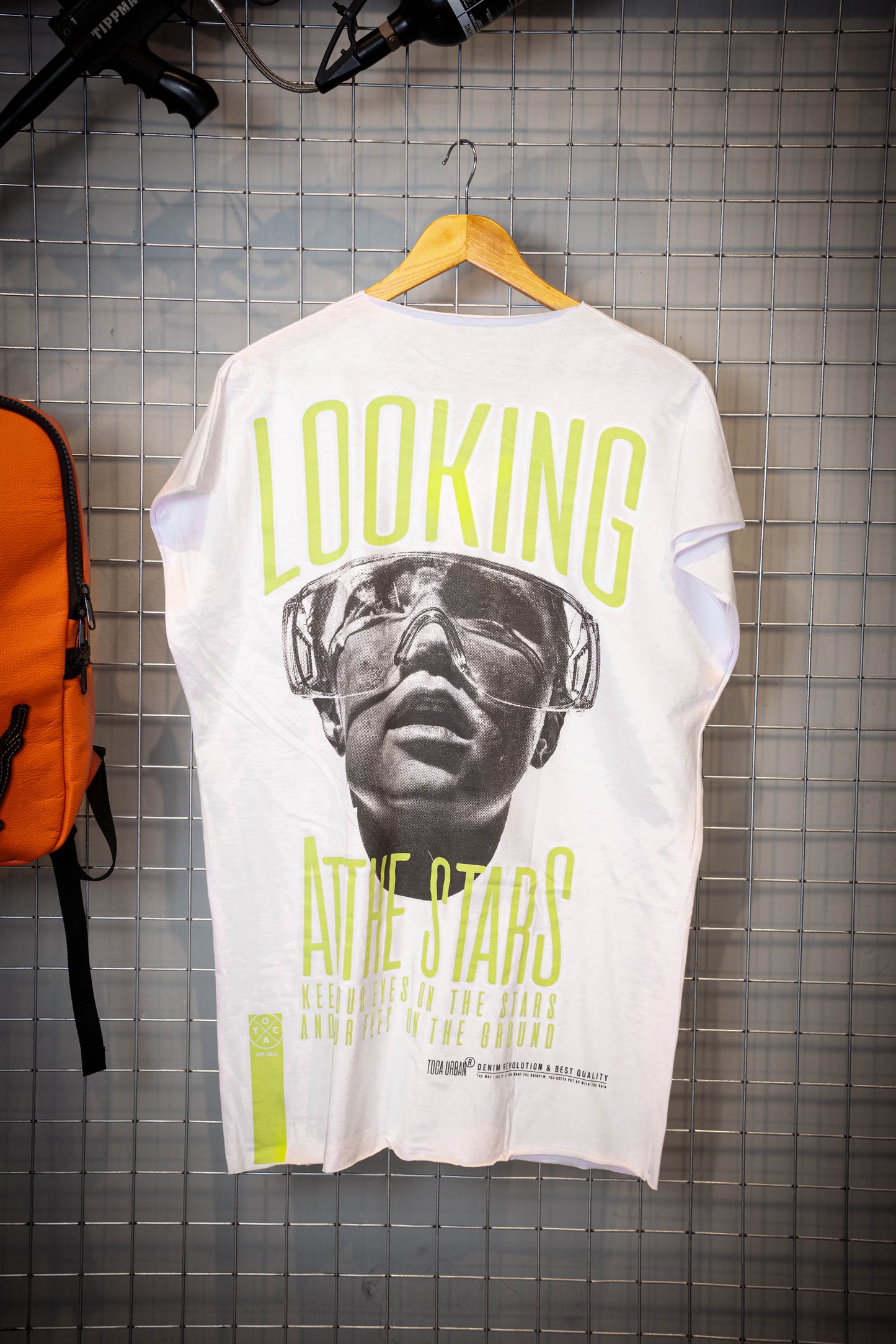 Remera LOOKING (sin manga)