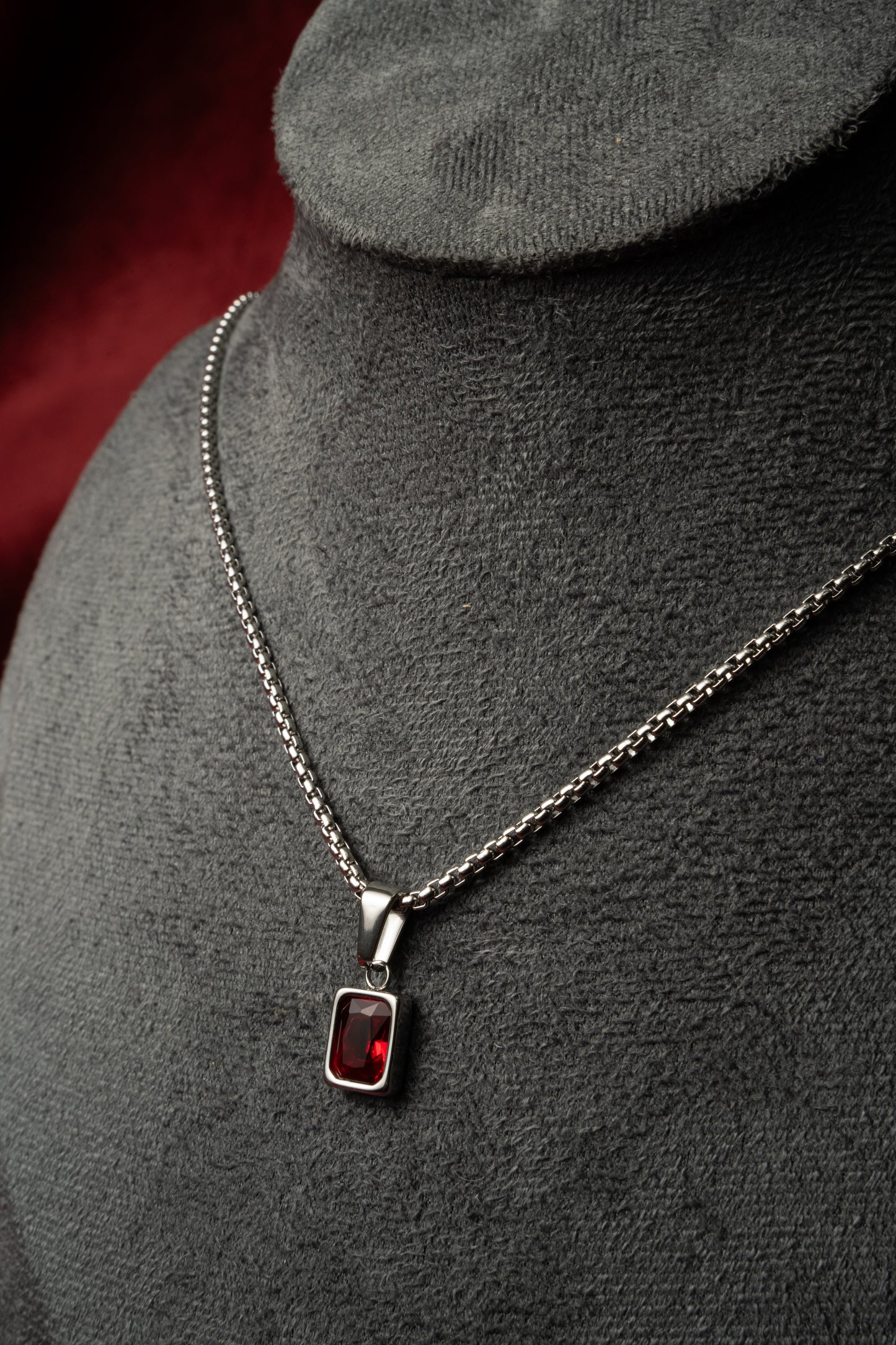 Cadena Pearl con Rectangle Gem Red