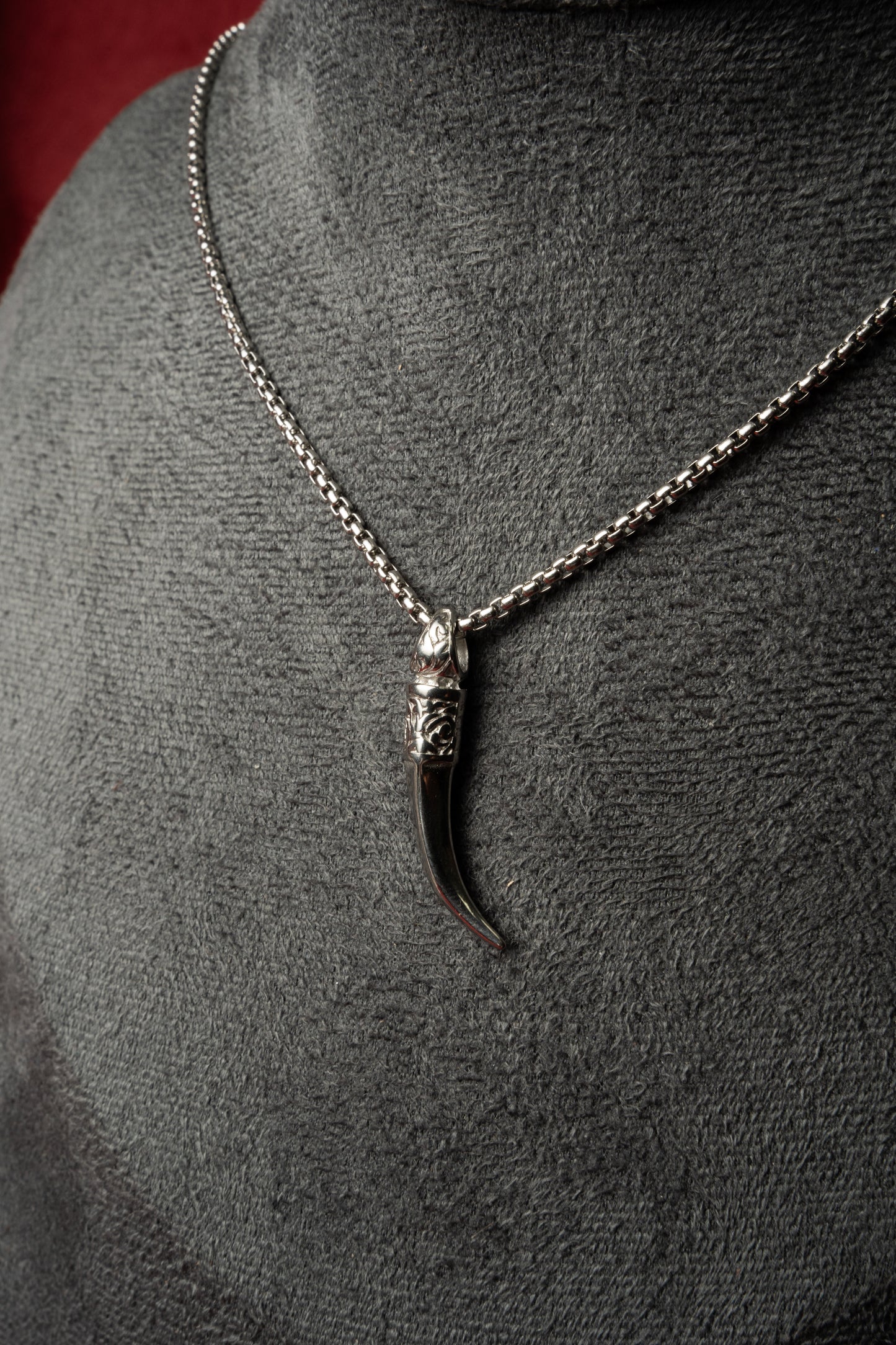 Cadena Pearl con Wolf Tooth