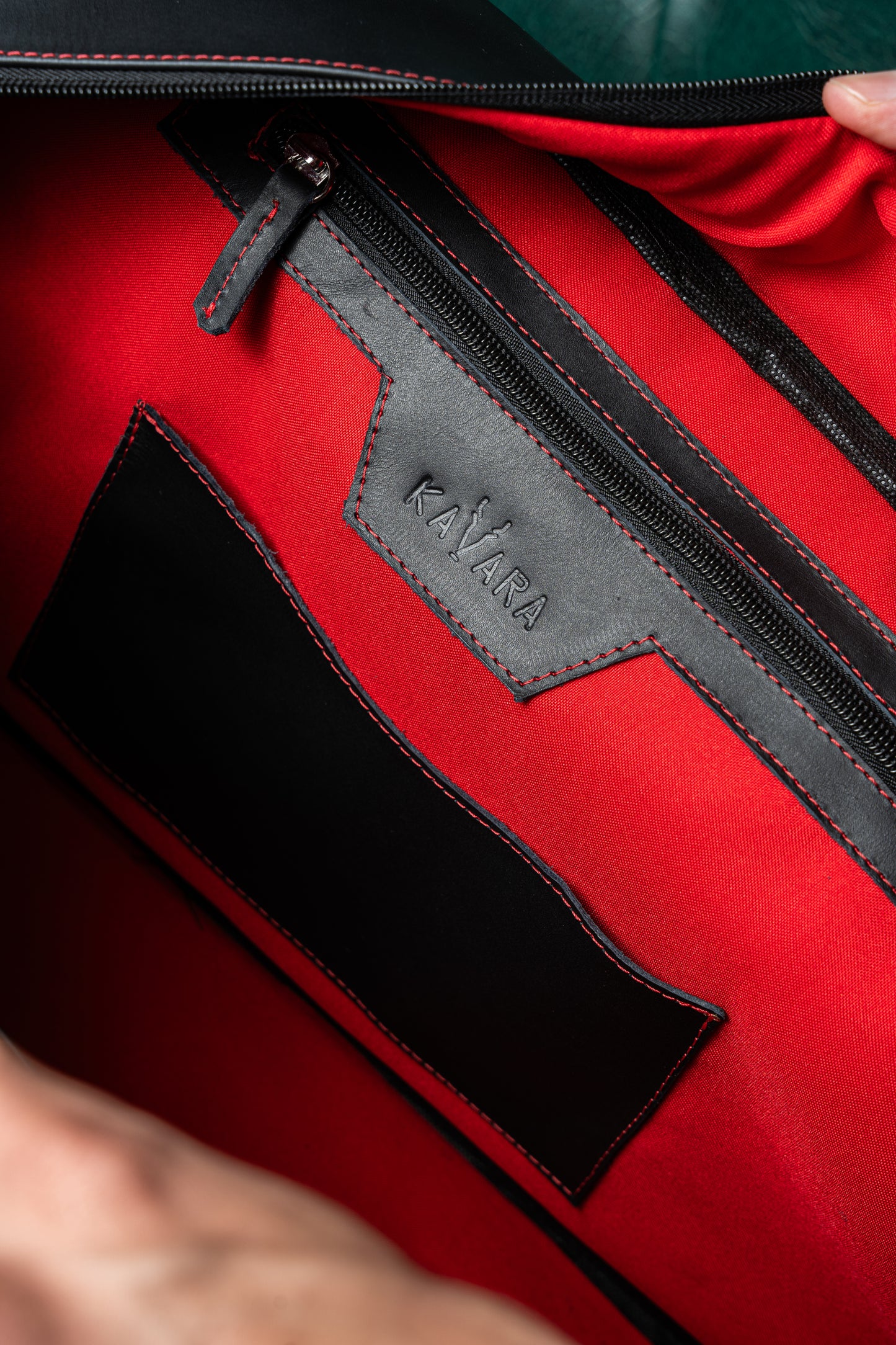 Travel Bag Negro Granulado interior Rojo