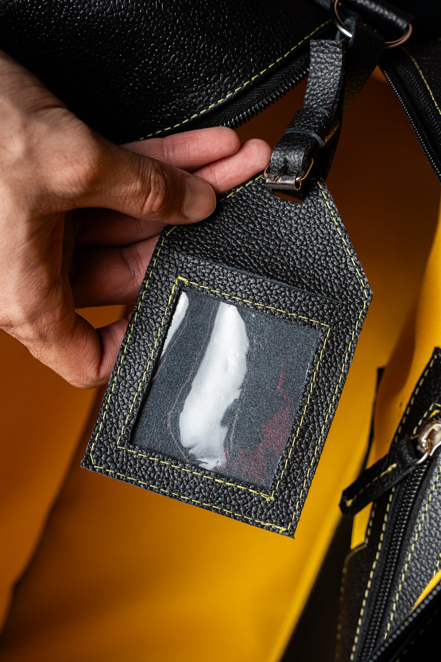 Travel Bag Negro Granulado interior Amarillo